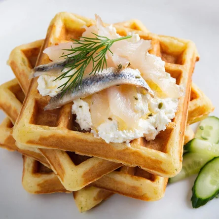 Картофельные венские вафли с сельдью и творожным сыром