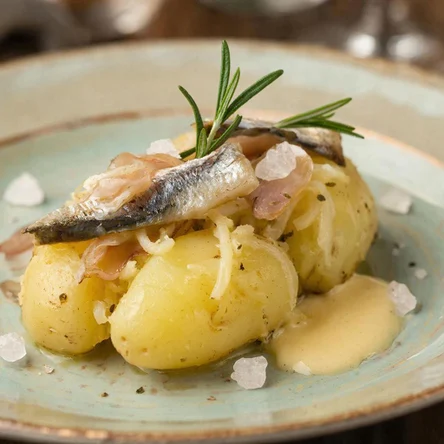 Бэби картофель с розмарином, сливочным маслом и сельдью